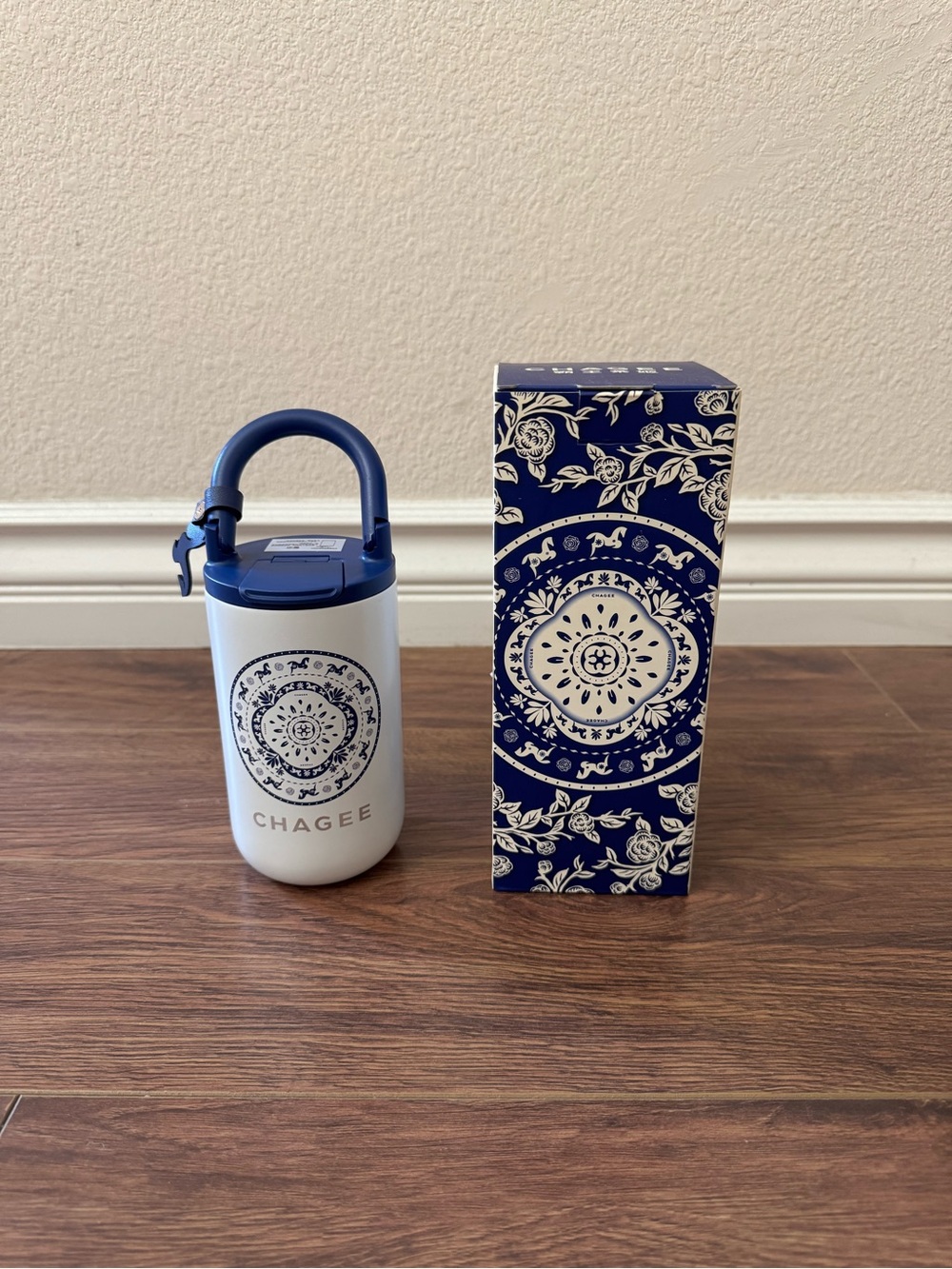 Chagee Fluttering Paper Flowers Insulated Hand Carry Tumbler (Blue) 400ml NIB